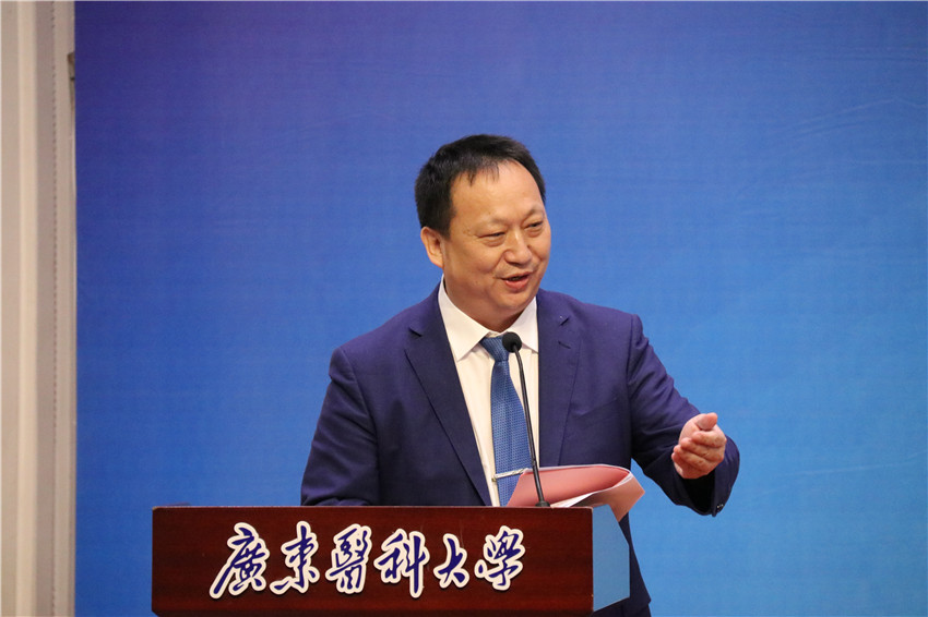 论坛由校长助理黄文华主持.(文,编/王丽君 图/吴志华 王丽君