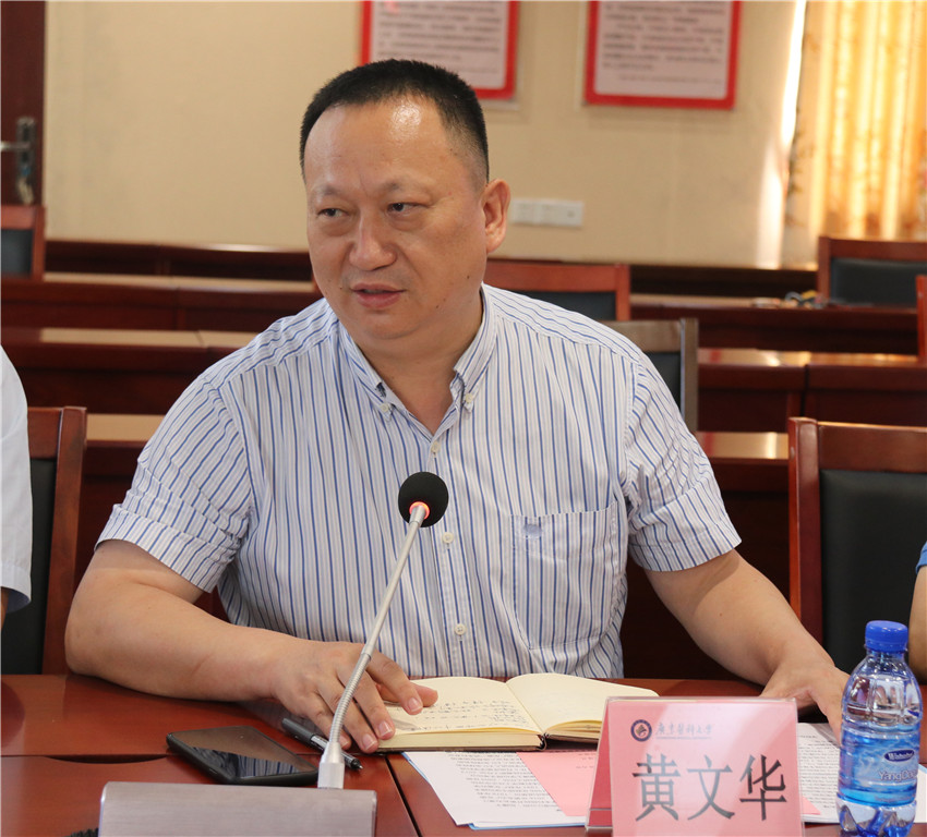 校长助理黄文华代表学校对黄俊芳副院长一行表示热烈欢迎,对医院长期